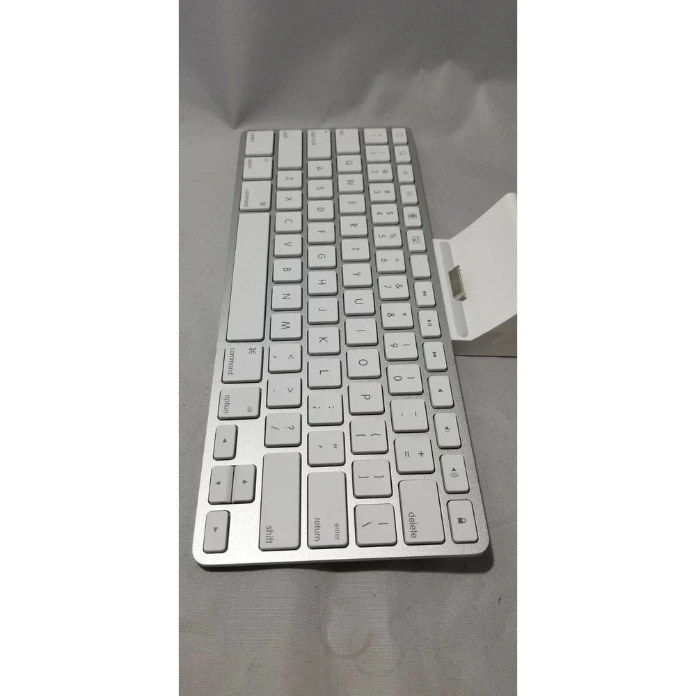 Apple iPad Keyboard dock MC533LL/B A1359